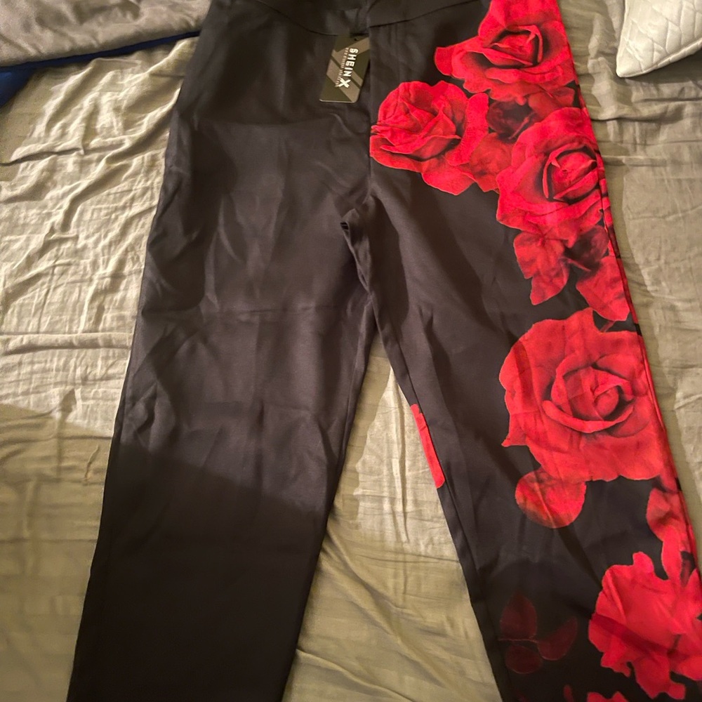 SHEIN Black and Red Floral Leggings with Bold Design